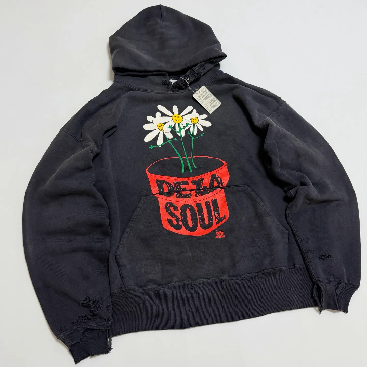 SAINT Mxxxxxx × DE LA SOUL DLS_HOODIE/DE LA SOUL/BLK DE LA SOUL co-branded potted plant destruction hoodie, washed black S-XL, a very important hoodie this season. It embodies the brand philosophy through the humorous potted plant and slogan design. In addition, through a large number of hand-made fraying, cutting and other damage processing, as well as heavy washing and oxidative fading treatment, a perfect Vintage effect is created. Original mold opening Customized co-branded main mark and wash water mark, correct version